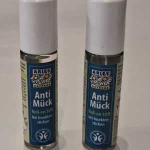 Zwei Roll-on-Stifte gegen Insektenstiche von Aries, perfekt für die Natur.