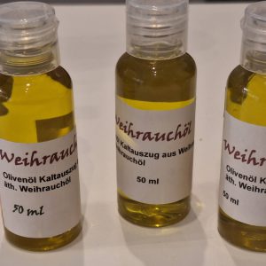 Drei Flaschen Weihrauchöl mit Etiketten, Olivenöl-Kaltauszug, 50 ml. Ideal für natürliche Pflege.