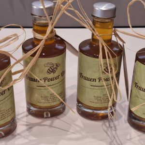 Flaschen mit "Frauen Power D" - handgemachte Naturprodukte aus Zell am See.