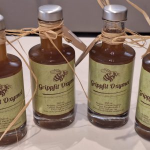 Verschiedene Flaschen mit Grippfit Oxymel, handgemachten Naturprodukte aus Zell am See.