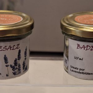 Lavendel-Badesalz in Gläsern, 125 ml, ideal für entspannende Wellnessmomente.