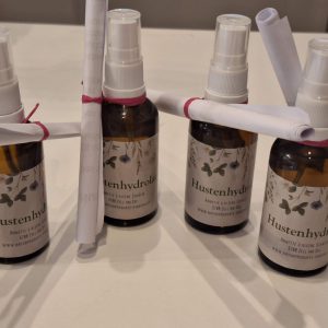 Verschiedene Flaschen mit Hustenhydrolat, handgefertigt in Zell am See, umwickelt mit Papier.