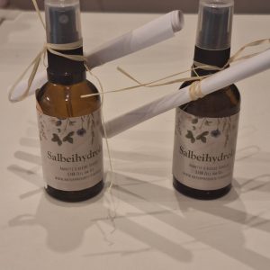 Salbeihydrolat in Glasflaschen mit dekorativen, weißem Papier und Bändchen, handgemacht in Zell am See.