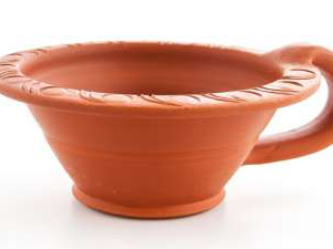 Handgefertigte Tonkelle mit dekorativem Rand für natürliche Essenzen und Kräuterprodukte.