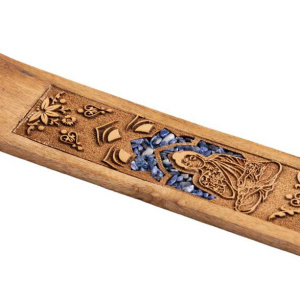Handgefertigter Räucherstäbchenhalter aus Holz mit kunstvoller Gravur und blauen Details.