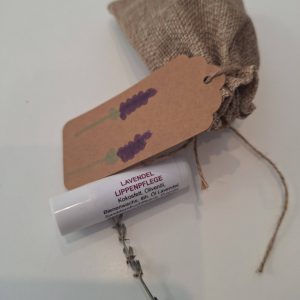 Lavendelsäckchen mit Lippenpflege und dekorativem Anhänger aus Naturpapier.